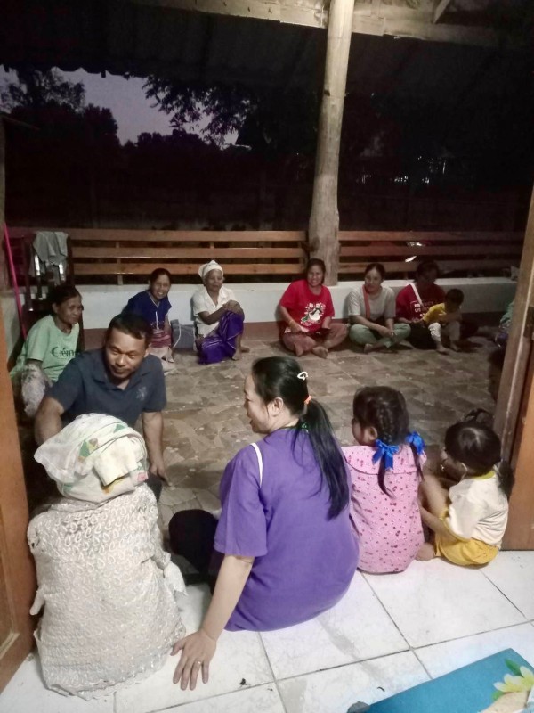 12 พย. 67 นางเสาร์แก้ว อ่วมพิทยา เจ้าพนักงานสาธารณสุข รพ.สต.บ้านสันป่าไร่ ร่วมกับผู้นำชุมชน ผู้นำศาสนา ผู้สูงอายุ กลุ่มเยาวชนคนเชื้อดีและเครือข่ายคนต่อชีวิตบ้านป่าไร่เหนือ ออกเยี่ยมบ้านผู้สูงอายุที่คิดฆ่าตัวตาย โดยมีการพูดคุยถึงสาเหตุ ความต้องการความช่วยเ