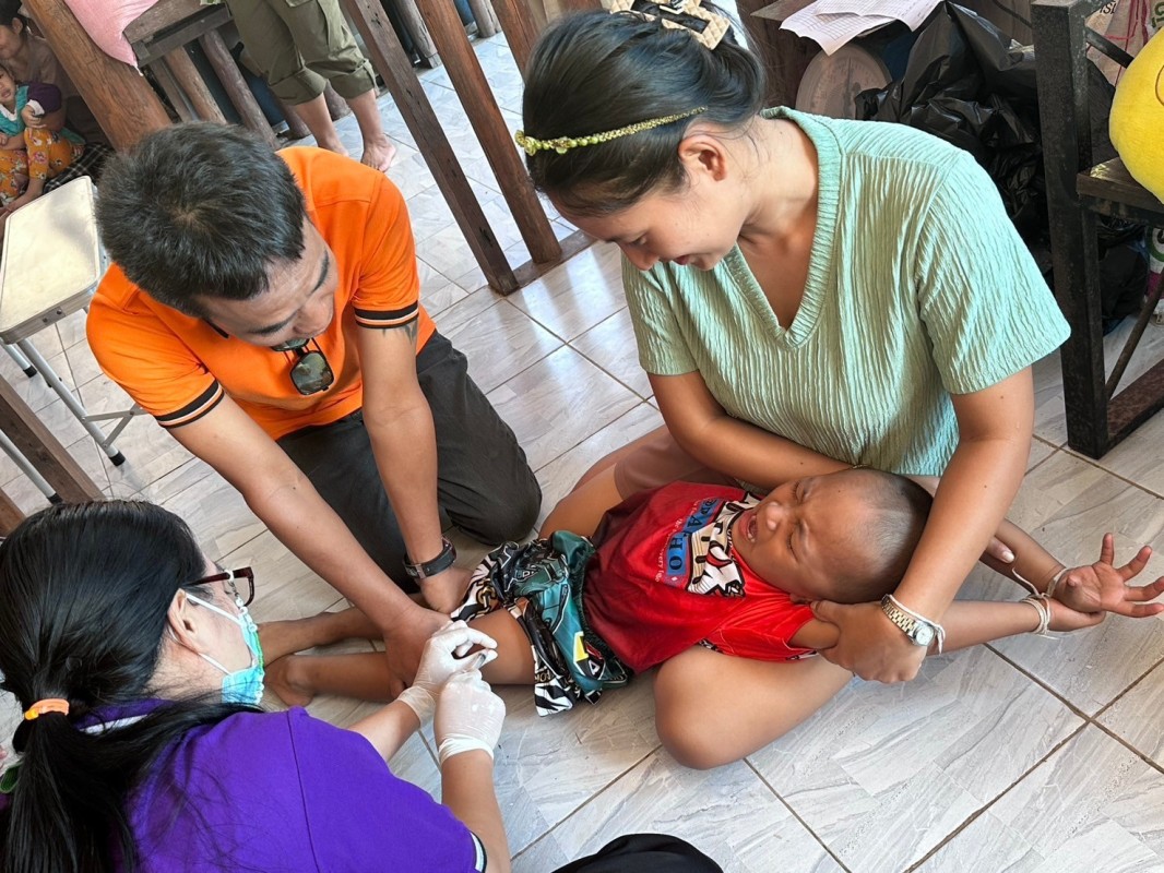 14 พ.ย.67 รพ.สต.บ้านสันป่าไร่ ออกหน่วยฉีดวัคซีนเด็กอายุ 2 เดือน ถึง 4 ปี และ นร.ป.6 หมู่ 6 บ้านห้วยกระทิง จำนวน 24 ราย พร้อมทั่งเจาะเลือดตรวจ hct , จ่ายยา para syr , ferrous syr และ ยืนยันตัวตน(Authen)