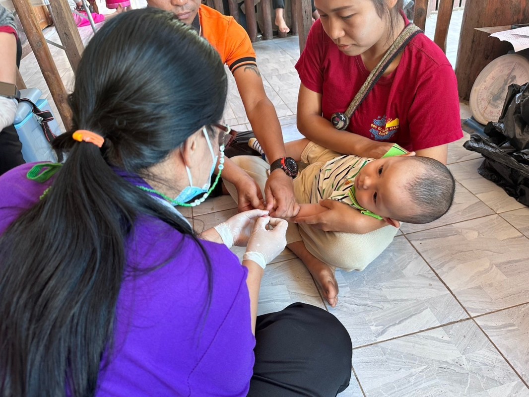 14 พ.ย.67 รพ.สต.บ้านสันป่าไร่ ออกหน่วยฉีดวัคซีนเด็กอายุ 2 เดือน ถึง 4 ปี และ นร.ป.6 หมู่ 6 บ้านห้วยกระทิง จำนวน 24 ราย พร้อมทั่งเจาะเลือดตรวจ hct , จ่ายยา para syr , ferrous syr และ ยืนยันตัวตน(Authen)