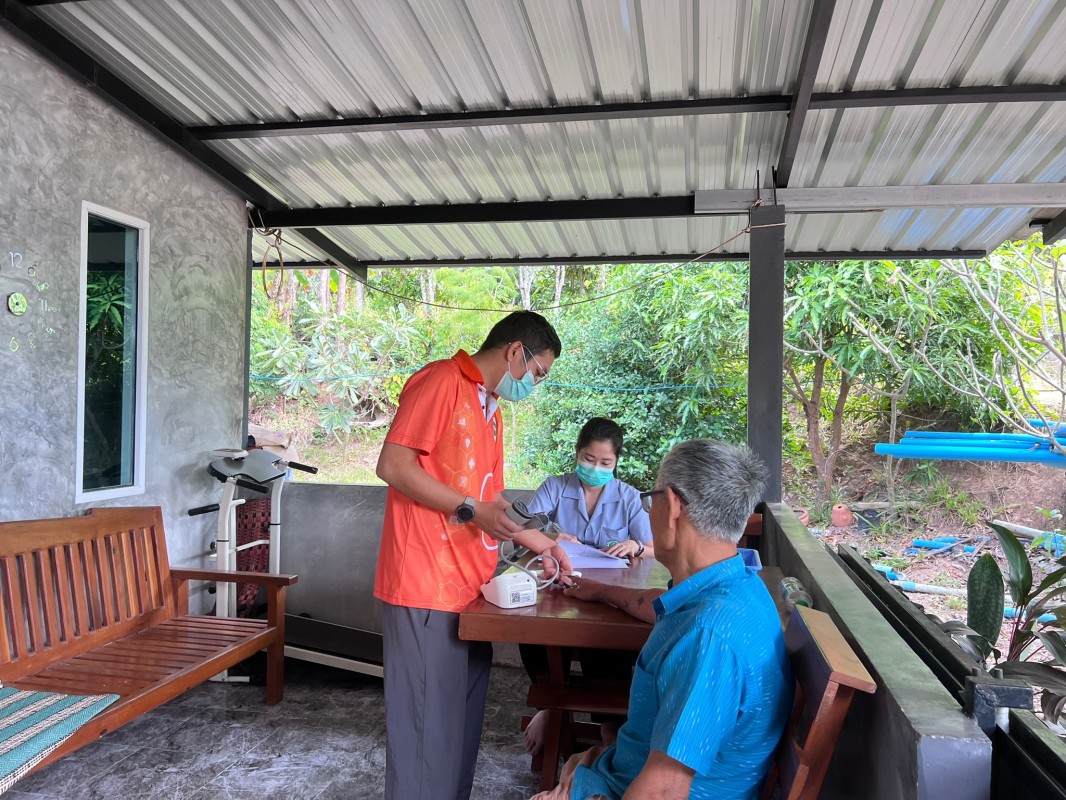 วันที่ 28 พ.ย. 2567 เจ้าหน้าที่ รพ.สต.บ้านสันป่าไร่ ร่วมกับนักกายภาพ รพ.แม่ระมาด เยี่ยมบ้านและติดตามการรักษา ผู้ป่วยกระดูกหักจากอุบัติเหตุ, ผู้ป่วยติดเตียง และผู้ป่วยโรคมะเร็ง