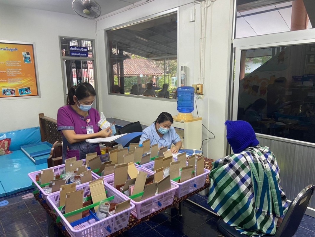 26 พ.ย.67 รพ.สต.บ้านสันป่าไร่ จ่ายยาผู้ป่วยโรคความดันโลหิตสูง กลุ่ม 2 ,แจ้งผลการตรวจเลือด และ EKG ประจำปี โดยแพทย์,จ่ายยาโดย จนท.ฝ่ายเภสัชฯรพ.แม่ระมาด ,ทบทวนความเข้าใจเรื่องการทานยาและตรวจนับจำนวนยาก่อนผู้ป่วยกลับบ้าน