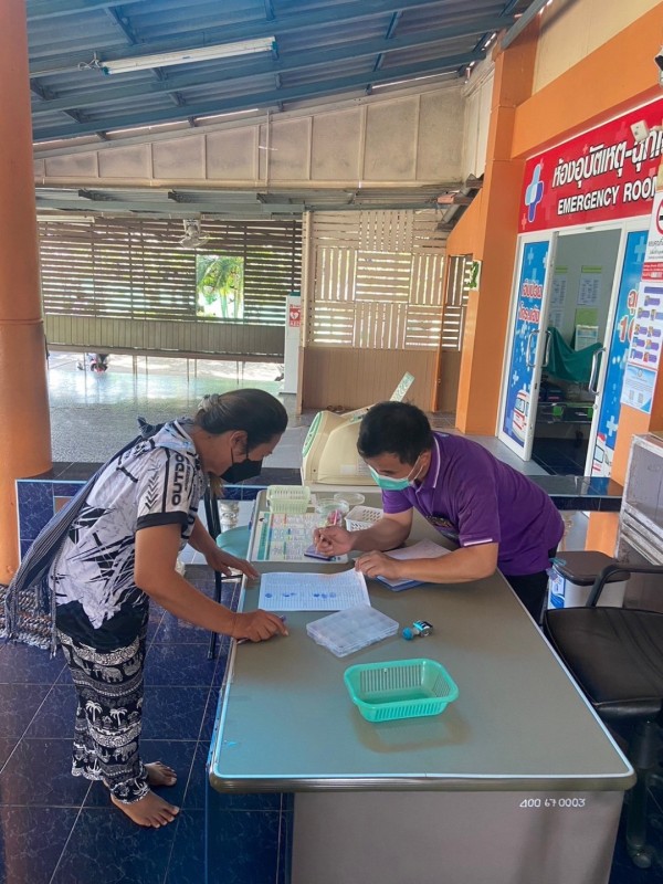 26 พ.ย.67 รพ.สต.บ้านสันป่าไร่ จ่ายยาผู้ป่วยโรคความดันโลหิตสูง กลุ่ม 2 ,แจ้งผลการตรวจเลือด และ EKG ประจำปี โดยแพทย์,จ่ายยาโดย จนท.ฝ่ายเภสัชฯรพ.แม่ระมาด ,ทบทวนความเข้าใจเรื่องการทานยาและตรวจนับจำนวนยาก่อนผู้ป่วยกลับบ้าน