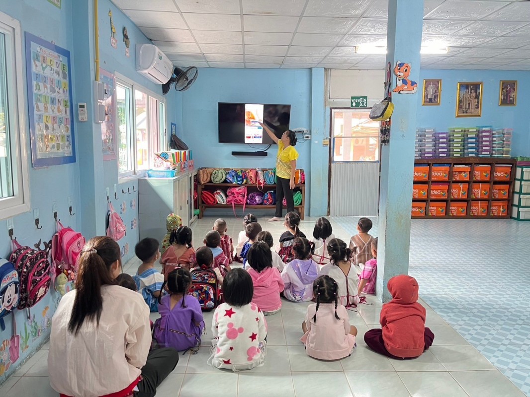 29-30 พย.และ1 ธค. 67 จนท.รพ.สต.บ้านสันป่าไร่ ร่วมกับอาสาสมัครสาธารณสุขหมู่ที่2,3,5และ6,ศพด.บ้านป่าไร่เหนือและโรงเรียนบ้านสันป่าไร่ รณรงค์ให้ความรู้แก่ประชาชนทั่วไปและนักเรียนเนื่องในวันเอดส์โลก