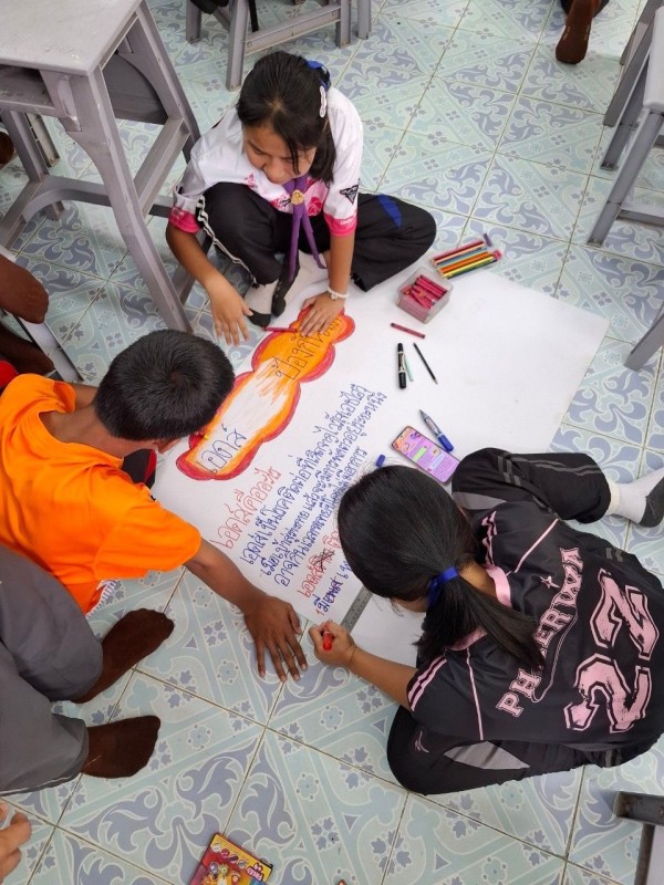 29-30 พย.และ1 ธค. 67 จนท.รพ.สต.บ้านสันป่าไร่ ร่วมกับอาสาสมัครสาธารณสุขหมู่ที่2,3,5และ6,ศพด.บ้านป่าไร่เหนือและโรงเรียนบ้านสันป่าไร่ รณรงค์ให้ความรู้แก่ประชาชนทั่วไปและนักเรียนเนื่องในวันเอดส์โลก