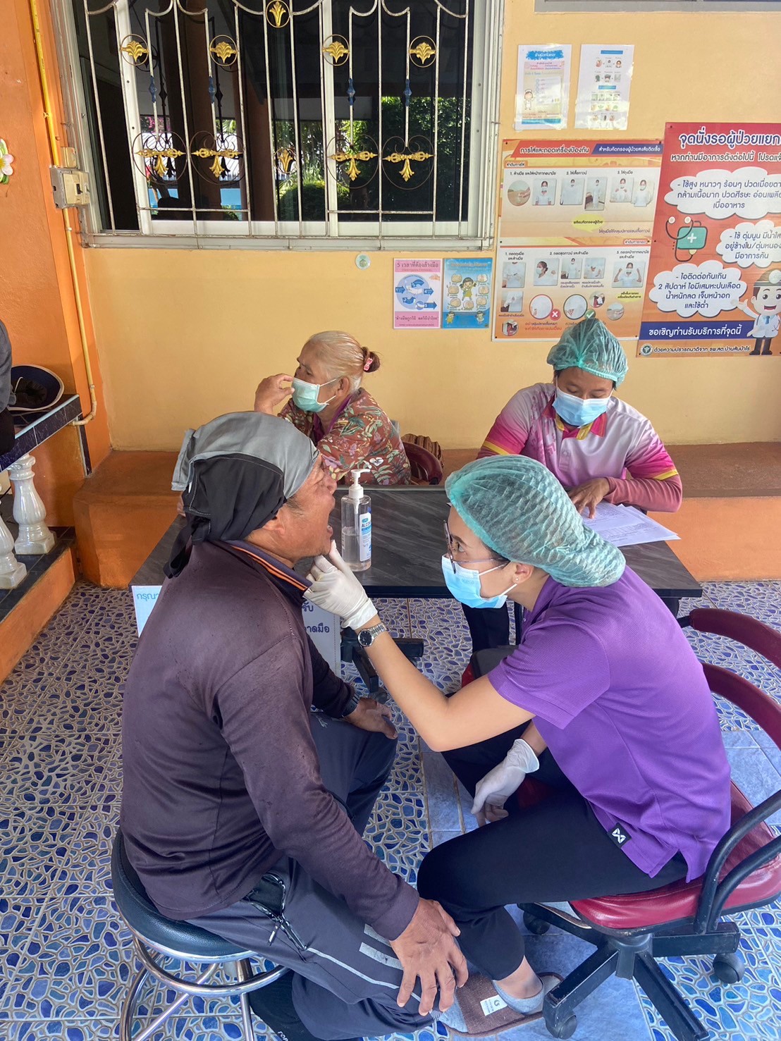 24 ธ.ค.67 รพ.สต.บ้านสันป่าไร่ จ่ายยาผู้ป่วยโรคความดันโลหิตสูง กลุ่มที่ 3 แจ้งผลการตรวจเลือดประจำปี , ผลการตรวจคลื่นไฟฟ้าหัวใจ(EKG) , ตรวจสุขภาพช่องปาก, ทบทวนความเข้าใจการทานยาและนับจำนวนก่อนผู้ป่วยกลับบ้าน