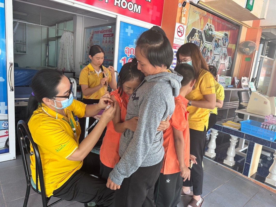 9 ม.ค.68 รพ.สต.บ้านสันป่าไร่ ออกหน่วยฉีดวัคซีนเด็ก อายุ 2 เดือน ถึง 4 ปี หมู่ 6 บ้านห้วยกระทิง และ นักเรียนชั้น ป.1 จำนวน 4 โรงเรียน