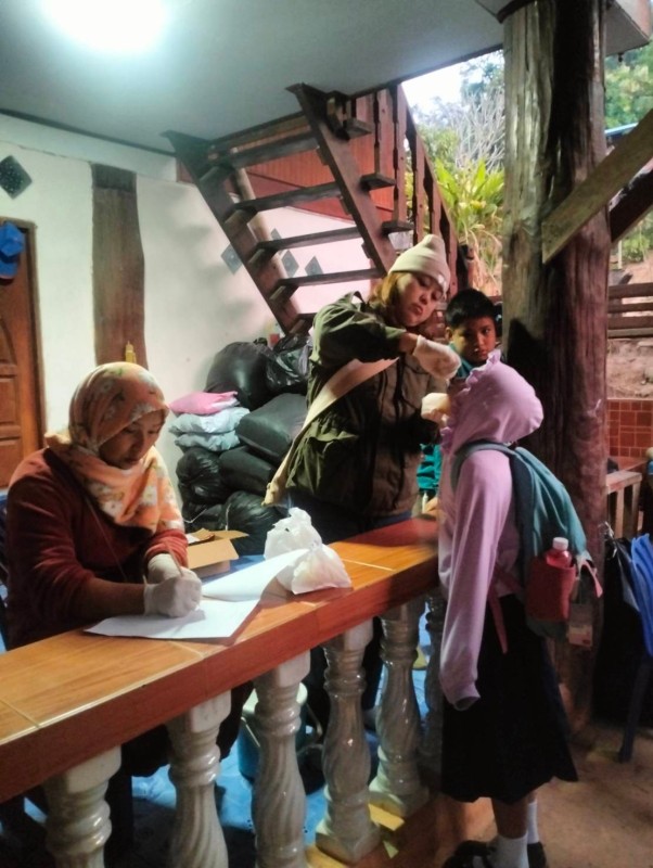 15 ม.ค.68 รพ.สต.บ้านสันป่าไร่ รณรงค์หยอดวัคซีนป้องกันโรคโปลิโอ รอบแรก ในพื้นที่รับผิดชอบ จำนวน 5 หมู่บ้าน ผู้รับบริการ เด็กไทย 183 คน + เด็กต่างชาติ จำนวน 230 คน รวม 413 คน