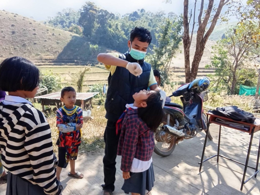 15 ม.ค.68 รพ.สต.บ้านสันป่าไร่ รณรงค์หยอดวัคซีนป้องกันโรคโปลิโอ รอบแรก ในพื้นที่รับผิดชอบ จำนวน 5 หมู่บ้าน ผู้รับบริการ เด็กไทย 183 คน + เด็กต่างชาติ จำนวน 230 คน รวม 413 คน