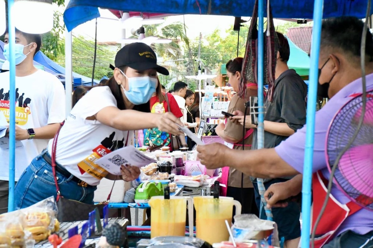 ฝ่ายประชาสัมพันธ์ อบจ.ตาก บุกถนนคนเดิน อ.แม่สอด จ.ตาก