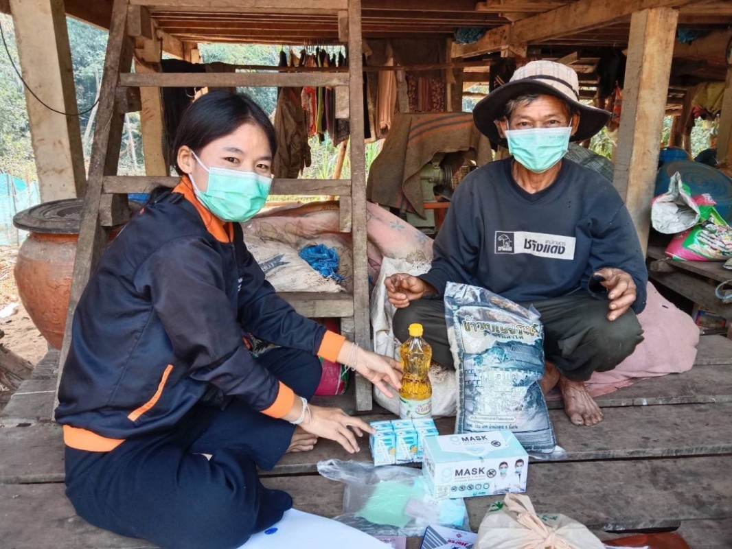 20/1/68 จนท.รพ.สต.บ้านสันป่าไร่ร่วมกับจนท.รพ.แม่ระมาดและคณะองค์กาศุภนิมิตแห่งประเทศไทย เยี่ยมบ้านผู้ป่วยวัณโรครายใหม่ที่หมู่6 บ้านสื่อแพ พร้อมทั้งแจกถึงยังชีพและให้คำแนะนำเกี่ยวกับการรับประทานยา