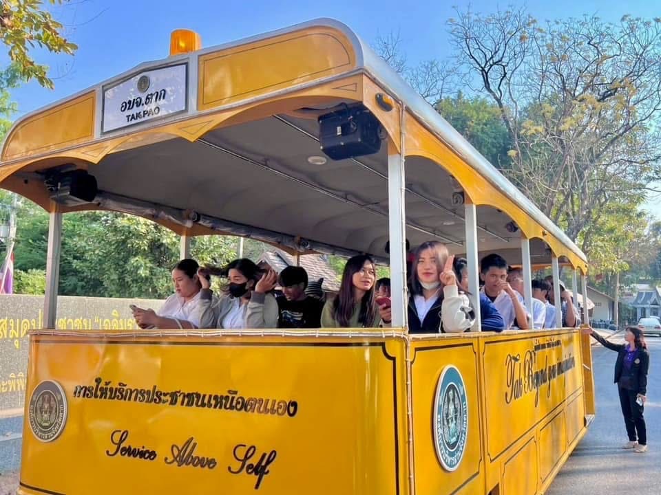 รถไฟนำเที่ยว อบจ.ตาก ออกบริการนำเที่ยวให้กับคณะครูและนักศึกษา จากศูนย์ส่งเสริมการเรียนรู้ระดับอำเภอเมืองตาก