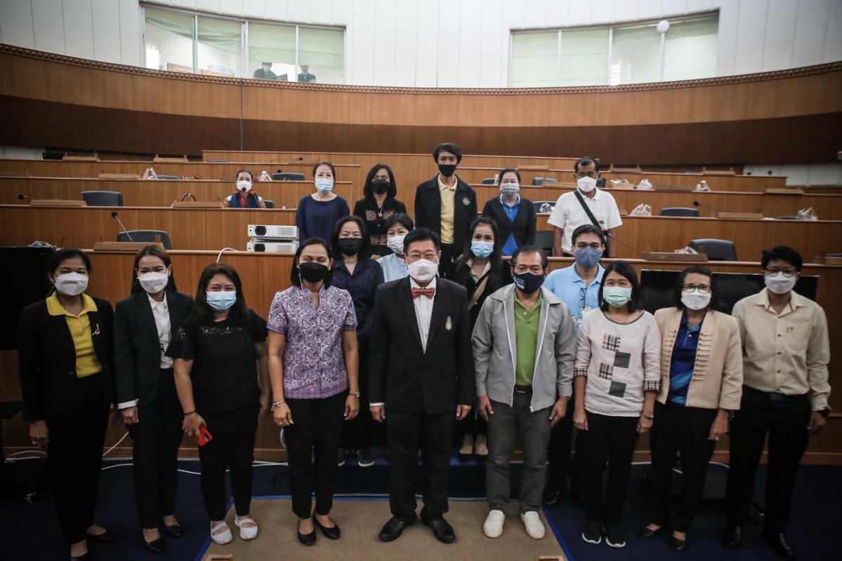 นายก อบจ.ตาก และ ผอ.อุทยานธรณีไม้กลายเป็นหินตาก นำเสนอข้อมูลกับคณะวิจัย เพื่อยกระดับการจัดการท่องเที่ยว