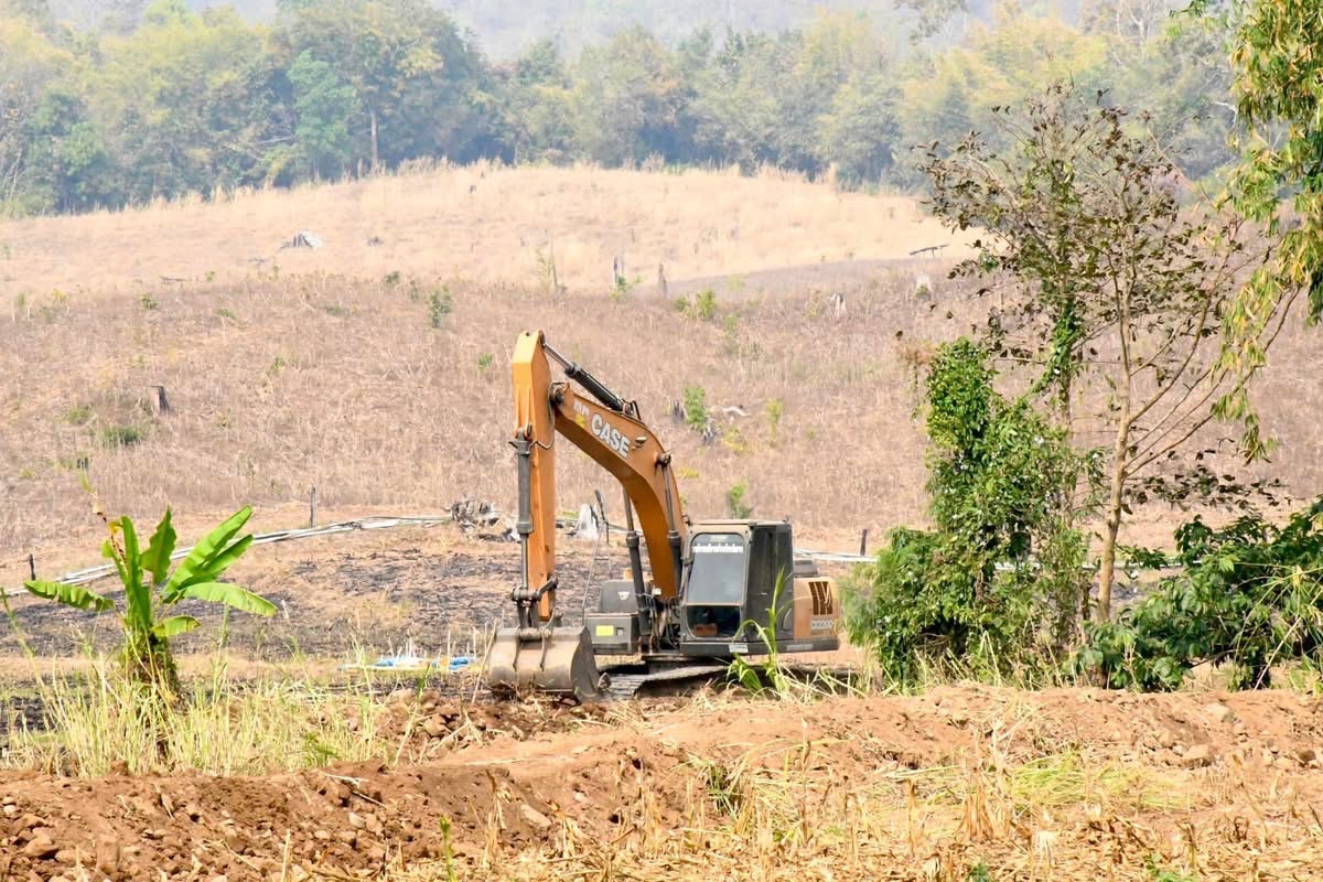 นายก อบจ.ตาก ลงพื้นที่ตรวจการทำงานของเครื่องจักรกลหนัก ในพื้นที่ ต.พระธาตุผาแดง อ.แม่สอด จ.ตาก