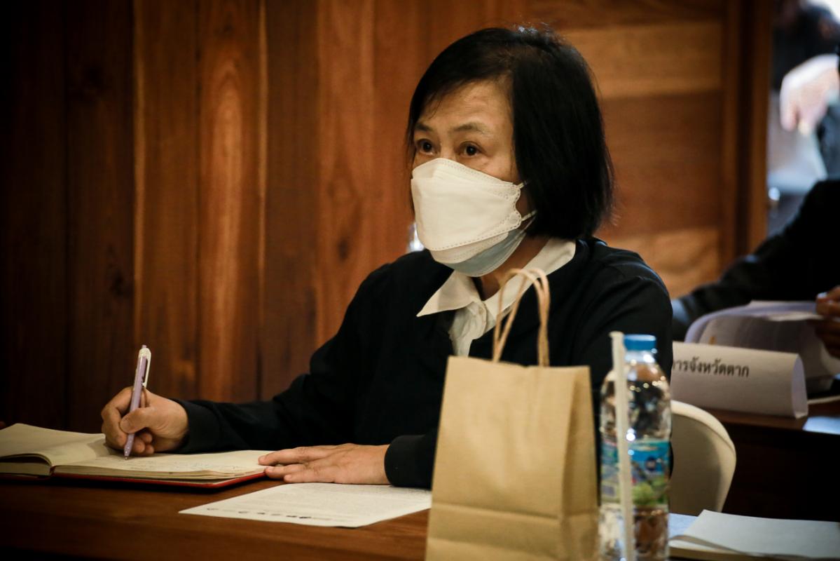 นายก อบจ.ตาก และ ผอ.อุทยานธรณีไม้กลายเป็นหินตาก นำเสนอข้อมูลกับคณะวิจัย เพื่อยกระดับการจัดการท่องเที่ยว