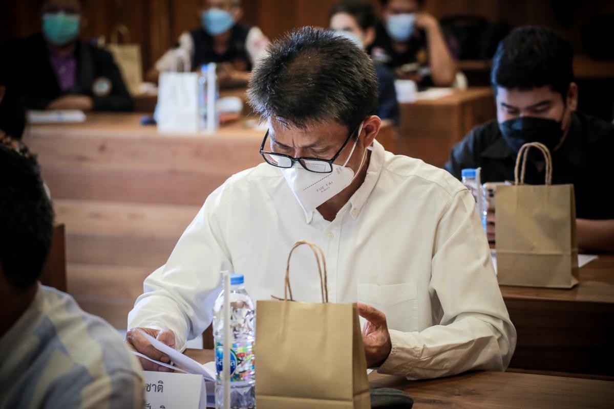 นายก อบจ.ตาก และ ผอ.อุทยานธรณีไม้กลายเป็นหินตาก นำเสนอข้อมูลกับคณะวิจัย เพื่อยกระดับการจัดการท่องเที่ยว