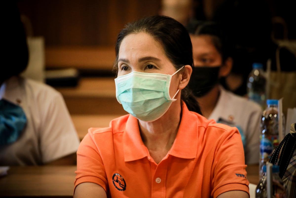 นายก อบจ.ตาก และ ผอ.อุทยานธรณีไม้กลายเป็นหินตาก นำเสนอข้อมูลกับคณะวิจัย เพื่อยกระดับการจัดการท่องเที่ยว