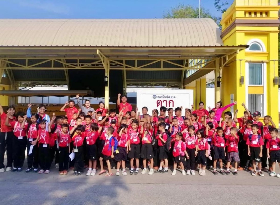 รถไฟนำเที่ยว อบจ.ตาก ออกบริการนำเที่ยวให้กับคณะครูและนักเรียนโรงเรียนบ้านลานสาง