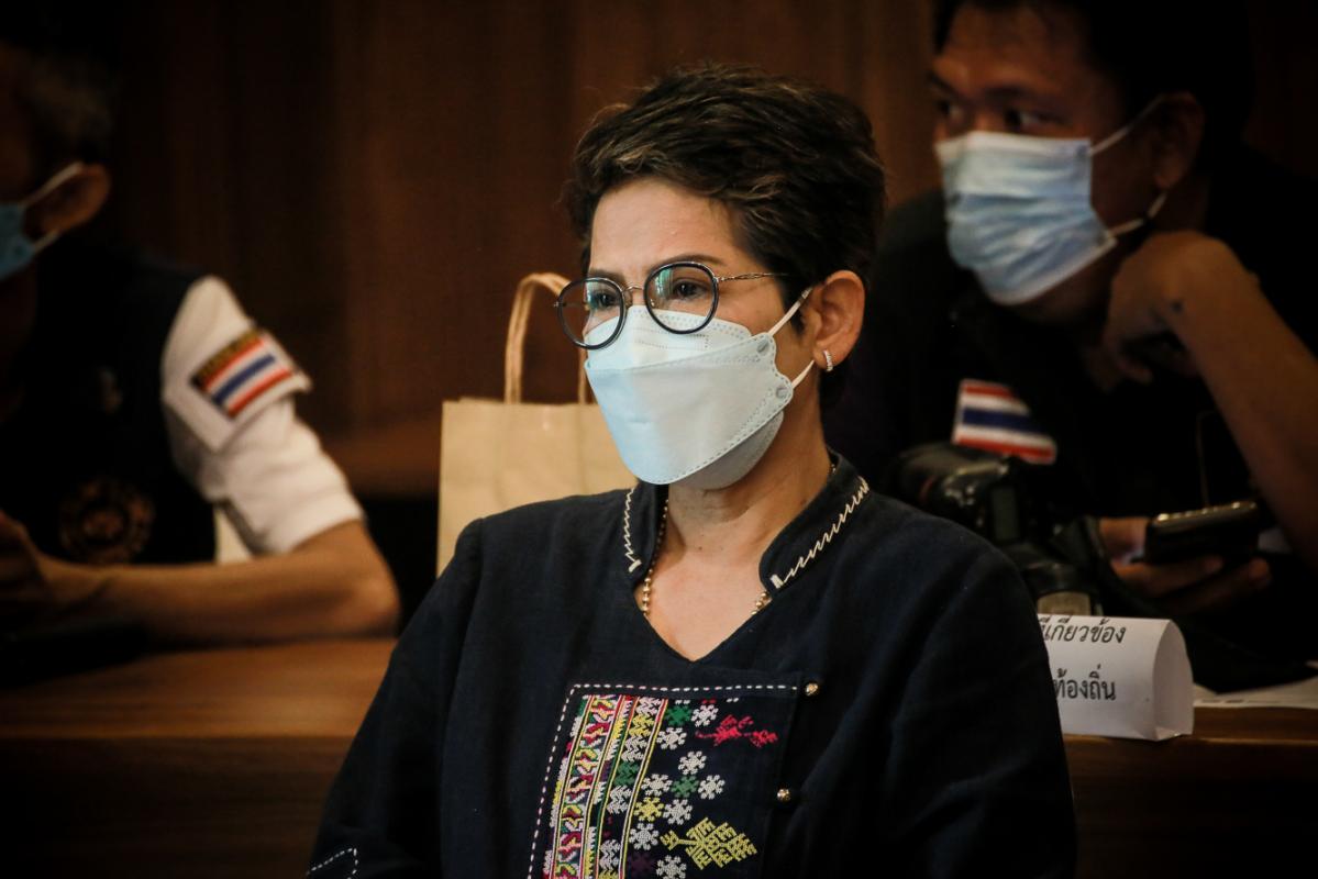 นายก อบจ.ตาก และ ผอ.อุทยานธรณีไม้กลายเป็นหินตาก นำเสนอข้อมูลกับคณะวิจัย เพื่อยกระดับการจัดการท่องเที่ยว