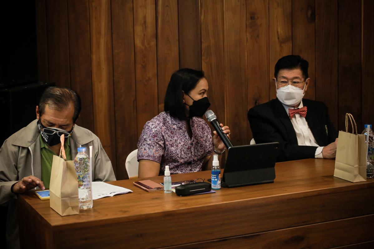 นายก อบจ.ตาก และ ผอ.อุทยานธรณีไม้กลายเป็นหินตาก นำเสนอข้อมูลกับคณะวิจัย เพื่อยกระดับการจัดการท่องเที่ยว