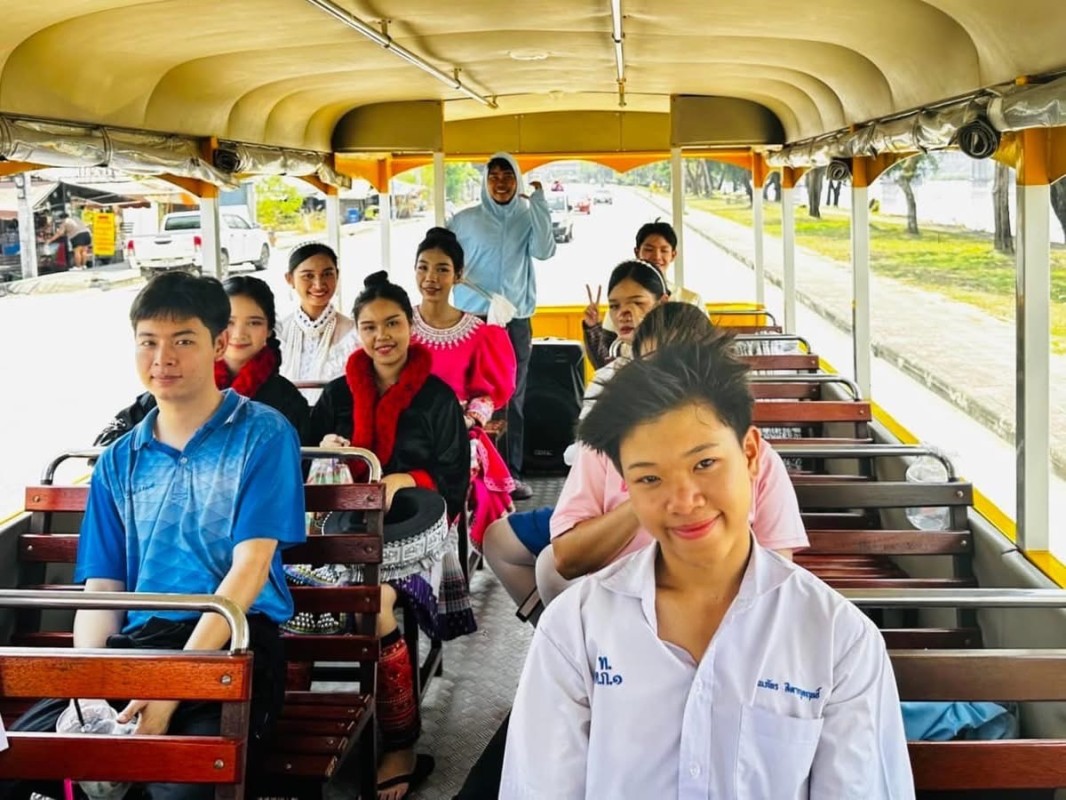 รถไฟนำเที่ยว อบจ.ตาก ออกบริการนำเที่ยวให้กับคณะครูและนักเรียนโรงเรียนเทศบาล 1 กิตติขจร