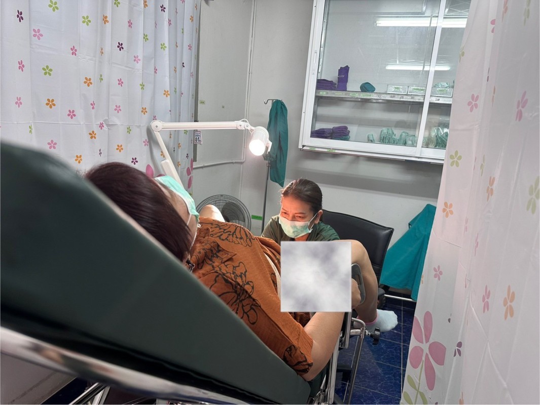 26 มี.ค.68 รพ.สต.บ้านสันป่าไร่ รณรงค์ตรวจคัดกรองมะเร็งปากมดลูก สตรีกลุ่มเป้าหมาย อายุ 30 - 60 ปี หมู่ที่ 5 ต.พระธาตุ ด้วยวิธี HPV DNA TEST (ตรวจโดยเจ้าหน้าที่)จำนวน 39 ราย และ วิธี HPV self sampling (ตรวจด้วยตนเอง)จำนวน 5 ราย รวม 44 ราย