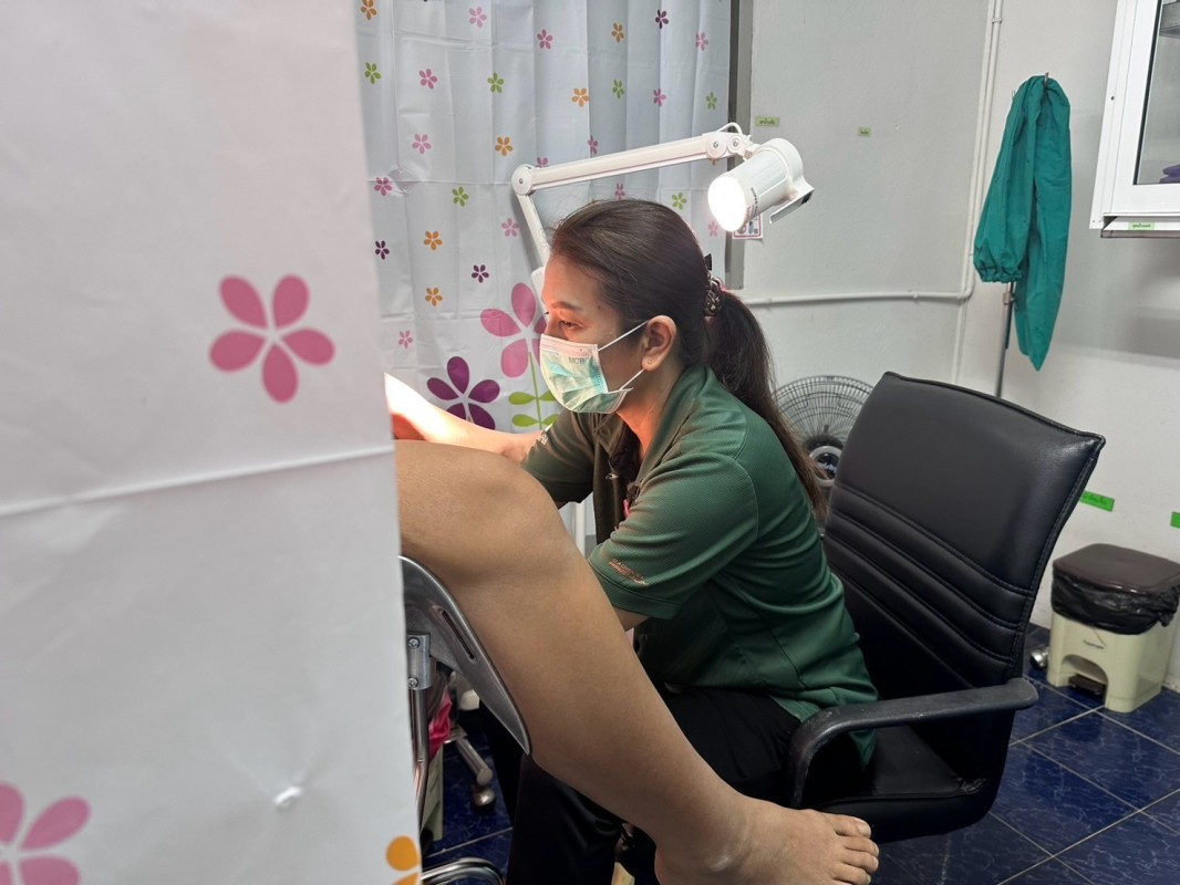 26 มี.ค.68 รพ.สต.บ้านสันป่าไร่ รณรงค์ตรวจคัดกรองมะเร็งปากมดลูก สตรีกลุ่มเป้าหมาย อายุ 30 - 60 ปี หมู่ที่ 5 ต.พระธาตุ ด้วยวิธี HPV DNA TEST (ตรวจโดยเจ้าหน้าที่)จำนวน 39 ราย และ วิธี HPV self sampling (ตรวจด้วยตนเอง)จำนวน 5 ราย รวม 44 ราย