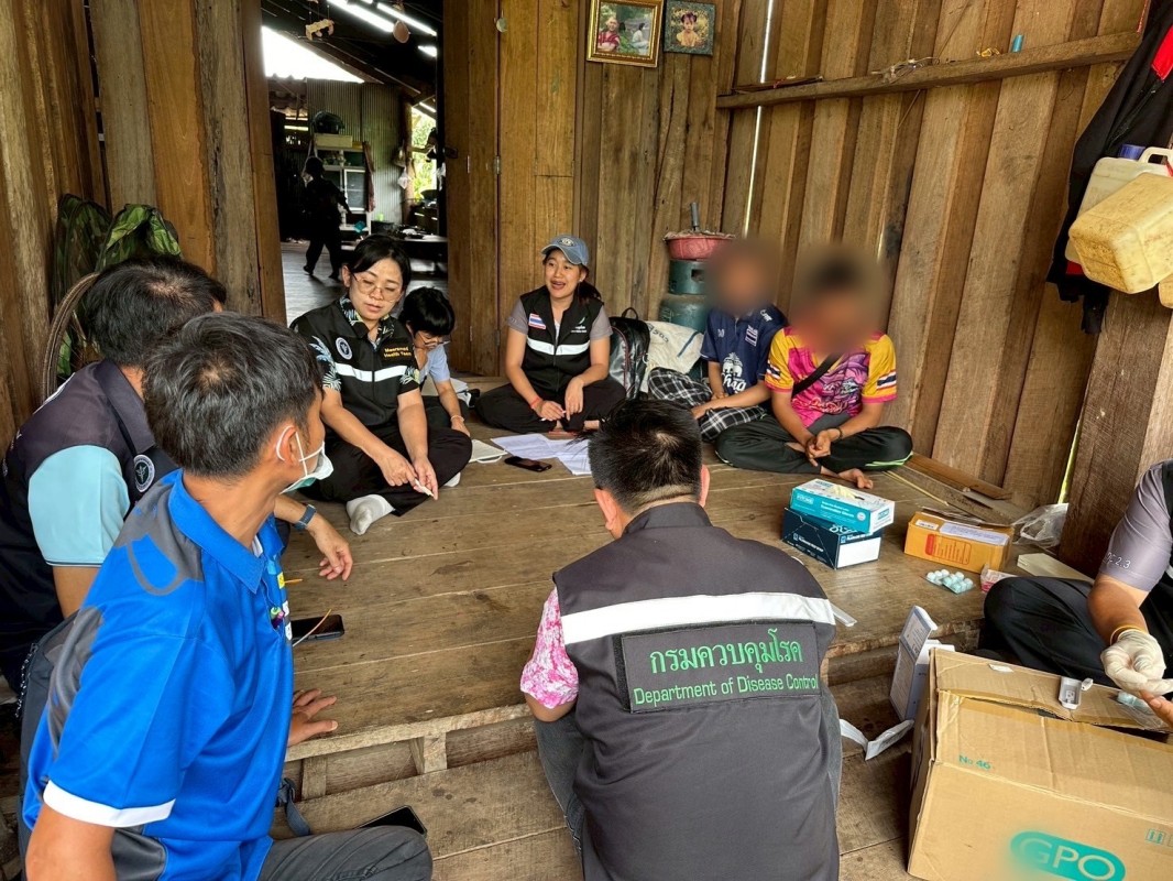 11 เมษายน 2568 นายกัณตพงศ์ ฉลากมงคล ผู้ช่วยเจ้าหน้าที่สาธารณสุขและน.ส.รุจิพร กุลธรรมอนุตระ พนักงานบริการ ประจำสสช.บ้านห้วยกระทิง ร่วมกับทีมศูนย์ควบคุมโรคติดต่อนำโดยแมลงแม่สอด หน่วยควบคุมโรคติดต่อนำโดยแมลง แม่จะเรา สสอ.แม่ระมาด รพ.แม่ระมาดและอสม.ม.6 บ้านห้