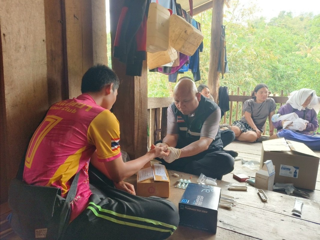 11 เมษายน 2568 นายกัณตพงศ์ ฉลากมงคล ผู้ช่วยเจ้าหน้าที่สาธารณสุขและน.ส.รุจิพร กุลธรรมอนุตระ พนักงานบริการ ประจำสสช.บ้านห้วยกระทิง ร่วมกับทีมศูนย์ควบคุมโรคติดต่อนำโดยแมลงแม่สอด หน่วยควบคุมโรคติดต่อนำโดยแมลง แม่จะเรา สสอ.แม่ระมาด รพ.แม่ระมาดและอสม.ม.6 บ้านห้