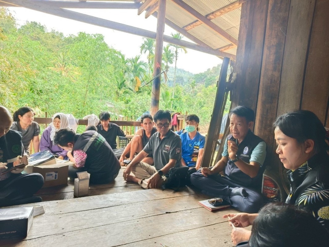 11 เมษายน 2568 นายกัณตพงศ์ ฉลากมงคล ผู้ช่วยเจ้าหน้าที่สาธารณสุขและน.ส.รุจิพร กุลธรรมอนุตระ พนักงานบริการ ประจำสสช.บ้านห้วยกระทิง ร่วมกับทีมศูนย์ควบคุมโรคติดต่อนำโดยแมลงแม่สอด หน่วยควบคุมโรคติดต่อนำโดยแมลง แม่จะเรา สสอ.แม่ระมาด รพ.แม่ระมาดและอสม.ม.6 บ้านห้