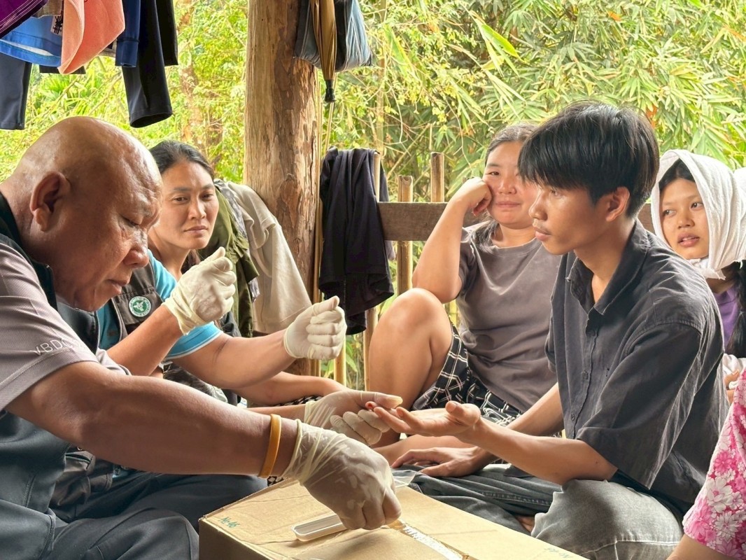 11 เมษายน 2568 นายกัณตพงศ์ ฉลากมงคล ผู้ช่วยเจ้าหน้าที่สาธารณสุขและน.ส.รุจิพร กุลธรรมอนุตระ พนักงานบริการ ประจำสสช.บ้านห้วยกระทิง ร่วมกับทีมศูนย์ควบคุมโรคติดต่อนำโดยแมลงแม่สอด หน่วยควบคุมโรคติดต่อนำโดยแมลง แม่จะเรา สสอ.แม่ระมาด รพ.แม่ระมาดและอสม.ม.6 บ้านห้