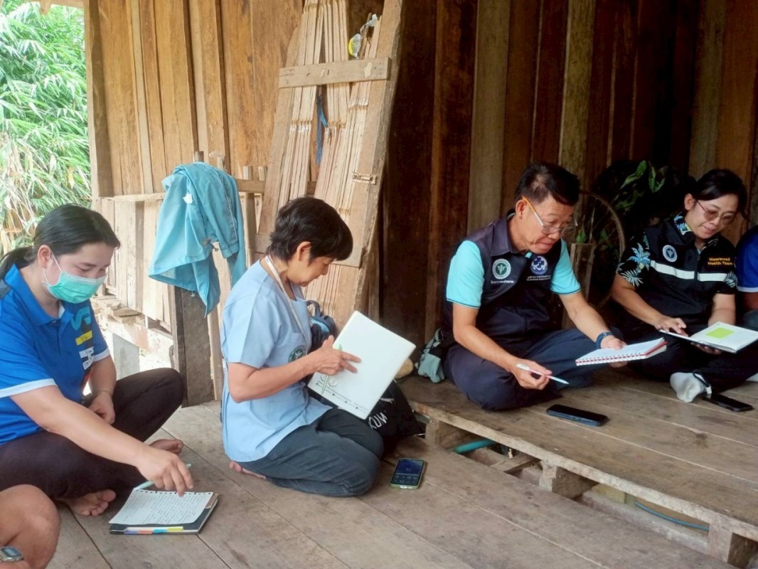 11 เมษายน 2568 นายกัณตพงศ์ ฉลากมงคล ผู้ช่วยเจ้าหน้าที่สาธารณสุขและน.ส.รุจิพร กุลธรรมอนุตระ พนักงานบริการ ประจำสสช.บ้านห้วยกระทิง ร่วมกับทีมศูนย์ควบคุมโรคติดต่อนำโดยแมลงแม่สอด หน่วยควบคุมโรคติดต่อนำโดยแมลง แม่จะเรา สสอ.แม่ระมาด รพ.แม่ระมาดและอสม.ม.6 บ้านห้