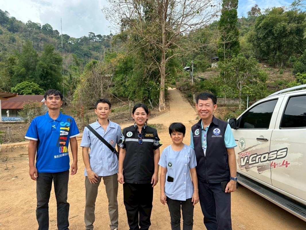 11 เมษายน 2568 นายกัณตพงศ์ ฉลากมงคล ผู้ช่วยเจ้าหน้าที่สาธารณสุขและน.ส.รุจิพร กุลธรรมอนุตระ พนักงานบริการ ประจำสสช.บ้านห้วยกระทิง ร่วมกับทีมศูนย์ควบคุมโรคติดต่อนำโดยแมลงแม่สอด หน่วยควบคุมโรคติดต่อนำโดยแมลง แม่จะเรา สสอ.แม่ระมาด รพ.แม่ระมาดและอสม.ม.6 บ้านห้