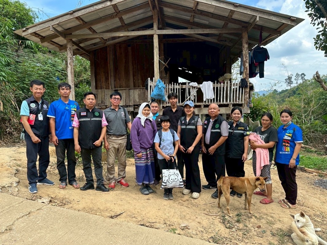 11 เมษายน 2568 นายกัณตพงศ์ ฉลากมงคล ผู้ช่วยเจ้าหน้าที่สาธารณสุขและน.ส.รุจิพร กุลธรรมอนุตระ พนักงานบริการ ประจำสสช.บ้านห้วยกระทิง ร่วมกับทีมศูนย์ควบคุมโรคติดต่อนำโดยแมลงแม่สอด หน่วยควบคุมโรคติดต่อนำโดยแมลง แม่จะเรา สสอ.แม่ระมาด รพ.แม่ระมาดและอสม.ม.6 บ้านห้