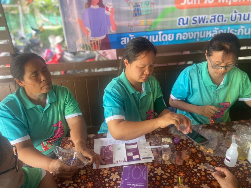 14-16 พฤษภาคม 2568 นายอดิศร เทียนพานิช ผอ.รพ.สต.บ้านสันป่าไร่ ร่วมกับอสม.นักวิทยาศาสตร์การแพทย์ชุมชนและอสม.ม.5 บ้านสันป่าไร่ สำรวจ เก็บตัวอย่าง และตรวจสารปนเปื้อนในอาหารสด /สารโพลาร์ในน้ำมันทอดซ้ำ หมู่ที่ 5 บ้านสันป่าไร่  8 ร้าน จำนวน 63 ตัวอย่าง โดยมีการ