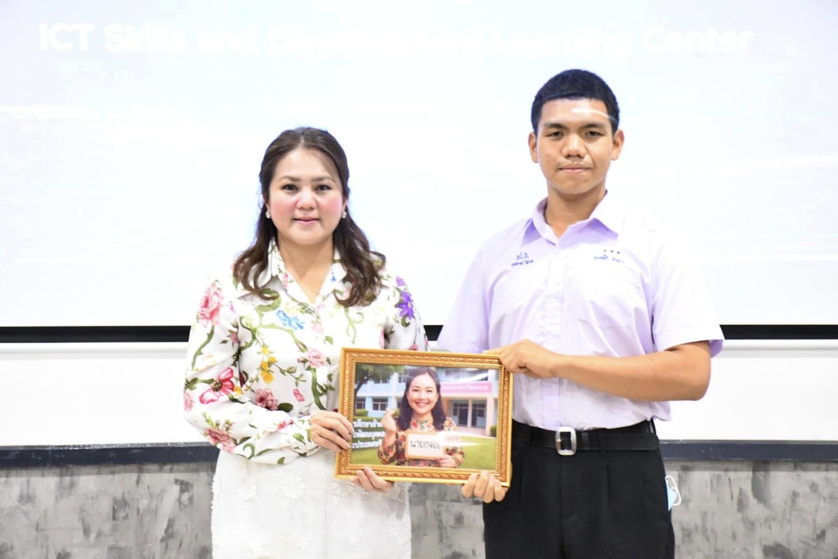 “นายก อบจ.ตาก“ เป็นประธานเปิดศูนย์ ICT พัฒนาทักษะและการเรียนรู้เทคโนโลยีสารสนเทศ โรงเรียนบ้านตากประชาวิทยาคาร