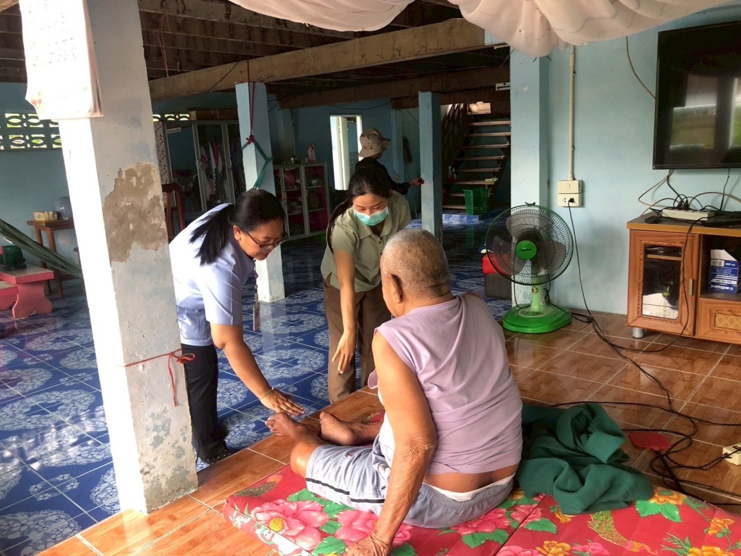 วันที่ 4 มิถุนายน  68 เจ้าหน้าที่โรงพยาบาลส่งเสริมสุขภาพตำบลบ้านสันป่าไร่ ร่วมกับเจ้าหน้าที่โรงพยาบาลแม่ระมาด ได้ลงพื้นที่เยี่ยมบ้านกลุ่ม Palliative Care จำนวน 2 คน ,ผู้ป่วยโรคมะเร็ง จำนวน 2 คน และผู้ป่วยข้อเข่าเสื่อม จำนวน 1 คน ให้คำแนะนำผู้ป่วยและญาติใน