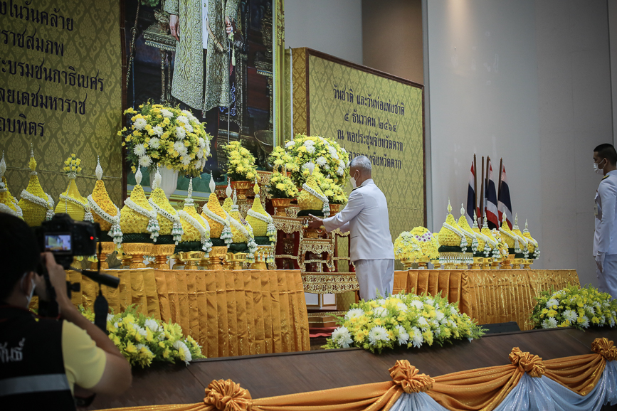 นายก อบจ.ตาก ร่วมพิธีวางพานพุ่มและพิธีถวายบังคม เนื่องในวันคล้ายวันพระบรมราชสมภพ พระบาทสมเด็จพระบรมชนกาธิเบศร มหาภูมิพลอดุลยเดชมหาราช บรมนาถบพิตร วันชาติ และวันพ่อแห่งชาติ 5 ธันวาคม 2564