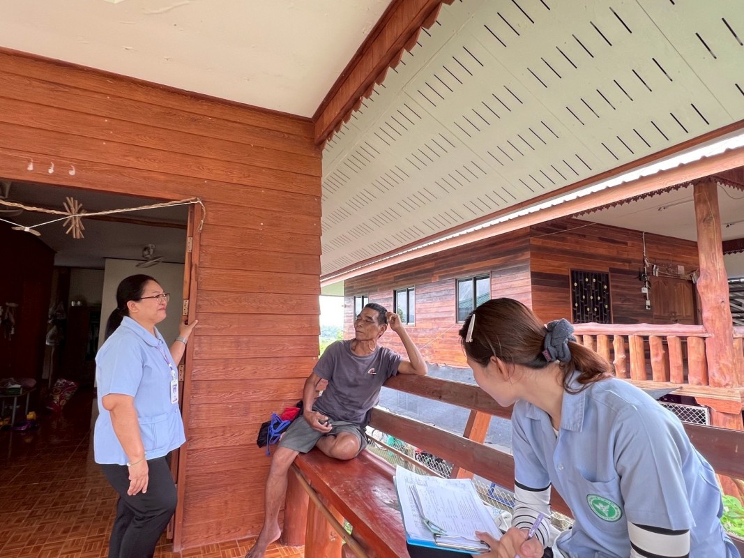 วันที่ 4 มิถุนายน  68 เจ้าหน้าที่โรงพยาบาลส่งเสริมสุขภาพตำบลบ้านสันป่าไร่ ร่วมกับเจ้าหน้าที่โรงพยาบาลแม่ระมาด ได้ลงพื้นที่เยี่ยมบ้านกลุ่ม Palliative Care จำนวน 2 คน ,ผู้ป่วยโรคมะเร็ง จำนวน 2 คน และผู้ป่วยข้อเข่าเสื่อม จำนวน 1 คน ให้คำแนะนำผู้ป่วยและญาติใน