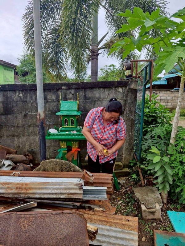 16 มิถุนายน 2568 รพ.สต.บ้านสันป่าไร่ร่วมกับอาสาสมัครสาธารณสุข หมู่ที่ 5 บ้านสันป่าไร่ ออกควบคุมโรคไข้เลือดออกรอบที่2 เคส น.ส.พิชชญา ติ๊บลังกา ตามมาตรการควบคุมโรค 0 3 7 ผลดำเนินงาน พบว่าบ้านผู้ป่วย ภาชนะทั้งหมด 5 ชิ้น ไม่พบลูกน้ำยุงลาย รอบบ้านผู้ป่วยรัศมี 