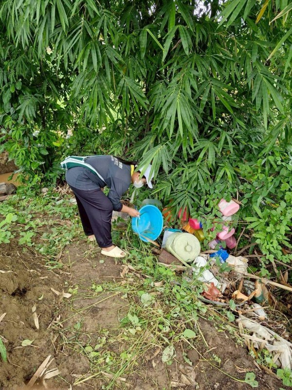 16 มิถุนายน 2568 รพ.สต.บ้านสันป่าไร่ร่วมกับอาสาสมัครสาธารณสุข หมู่ที่ 5 บ้านสันป่าไร่ ออกควบคุมโรคไข้เลือดออกรอบที่2 เคส น.ส.พิชชญา ติ๊บลังกา ตามมาตรการควบคุมโรค 0 3 7 ผลดำเนินงาน พบว่าบ้านผู้ป่วย ภาชนะทั้งหมด 5 ชิ้น ไม่พบลูกน้ำยุงลาย รอบบ้านผู้ป่วยรัศมี 