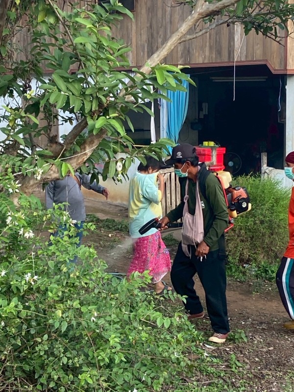 18 มิถุนายน 2568 รพ.สต.บ้านสันป่าไร่ ร่วมกับอาสาสมัครสาธารณสุข หมู่ที่ 5 บ้านสันป่าไร่ ผู้นำชุมชน จิตอาสาแรงงานต่างชาติ และอบต.พระธาตุ รณรงค์ควบคุมโรคไข้เลือดออกโดยการพ่นสารเคมีกำจัดยุงตัวแก่ทั้งหมู่บ้าน บ้านคนไทย จำนวน 231 หลัง บ้านแรงงานต่างชาติ จำนวน 6