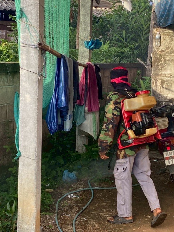 18 มิถุนายน 2568 รพ.สต.บ้านสันป่าไร่ ร่วมกับอาสาสมัครสาธารณสุข หมู่ที่ 5 บ้านสันป่าไร่ ผู้นำชุมชน จิตอาสาแรงงานต่างชาติ และอบต.พระธาตุ รณรงค์ควบคุมโรคไข้เลือดออกโดยการพ่นสารเคมีกำจัดยุงตัวแก่ทั้งหมู่บ้าน บ้านคนไทย จำนวน 231 หลัง บ้านแรงงานต่างชาติ จำนวน 6