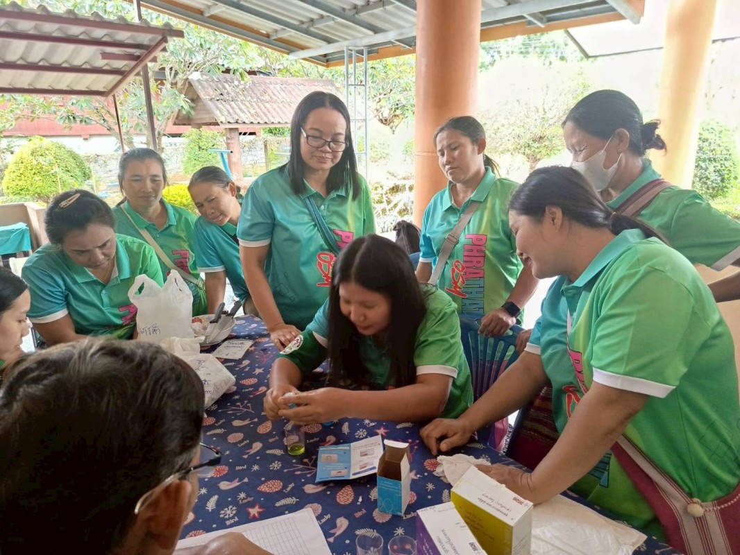 29 มิถุนายน 2568 นายอดิศร เทียนพานิช ผอ.รพ.สต.บ้านสันป่าไร่ นางเสาร์แก้ว อ่วมพิทยา เจ้าพนักงานสาธารณสุข ร่วมกับ อสม.นักวิทยาศาสตร์การแพทย์ชุมชนและอสม.หมู่ที่ 3 บ้านป่าไร่เหนือ ตรวจสารปนเปื้อนในอาหารและสารโพลาร์ในน้ำมันทอดซ้ำ จำนวน 9 ร้าน ผล