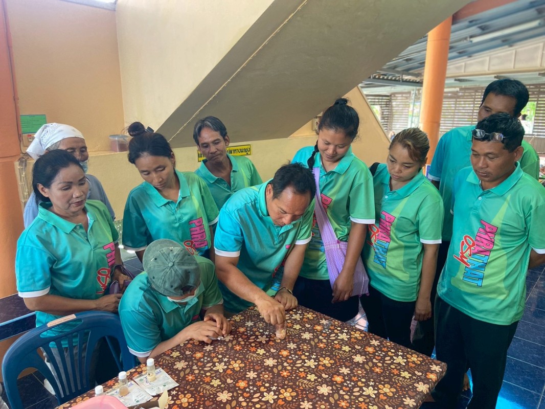 29 มิถุนายน 2568 นายอดิศร เทียนพานิช ผอ.รพ.สต.บ้านสันป่าไร่ นางเสาร์แก้ว อ่วมพิทยา เจ้าพนักงานสาธารณสุข ร่วมกับ อสม.นักวิทยาศาสตร์การแพทย์ชุมชนและอสม.หมู่ที่ 3 บ้านป่าไร่เหนือ ตรวจสารปนเปื้อนในอาหารและสารโพลาร์ในน้ำมันทอดซ้ำ จำนวน 9 ร้าน ผล