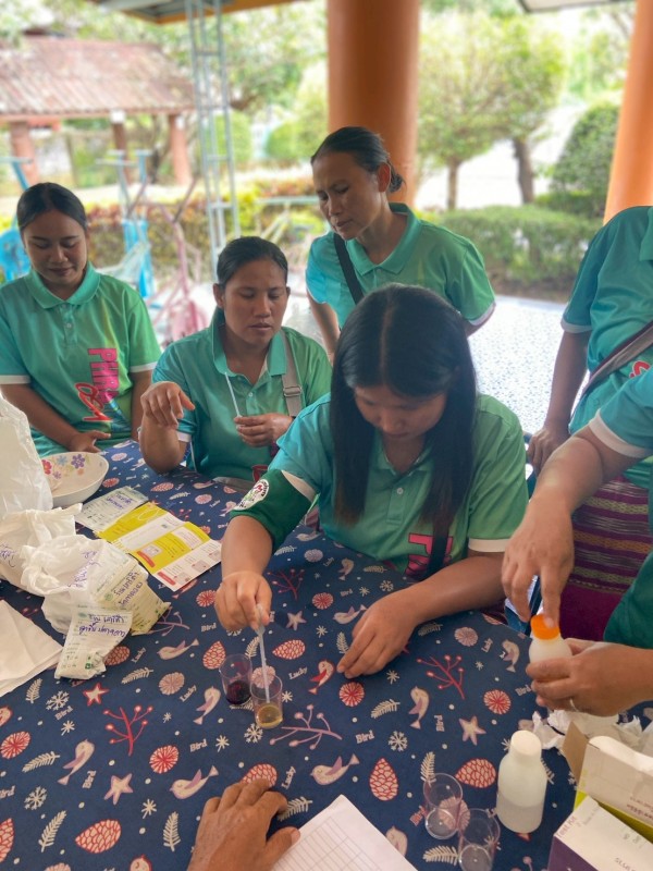 29 มิถุนายน 2568 นายอดิศร เทียนพานิช ผอ.รพ.สต.บ้านสันป่าไร่ นางเสาร์แก้ว อ่วมพิทยา เจ้าพนักงานสาธารณสุข ร่วมกับ อสม.นักวิทยาศาสตร์การแพทย์ชุมชนและอสม.หมู่ที่ 3 บ้านป่าไร่เหนือ ตรวจสารปนเปื้อนในอาหารและสารโพลาร์ในน้ำมันทอดซ้ำ จำนวน 9 ร้าน ผล