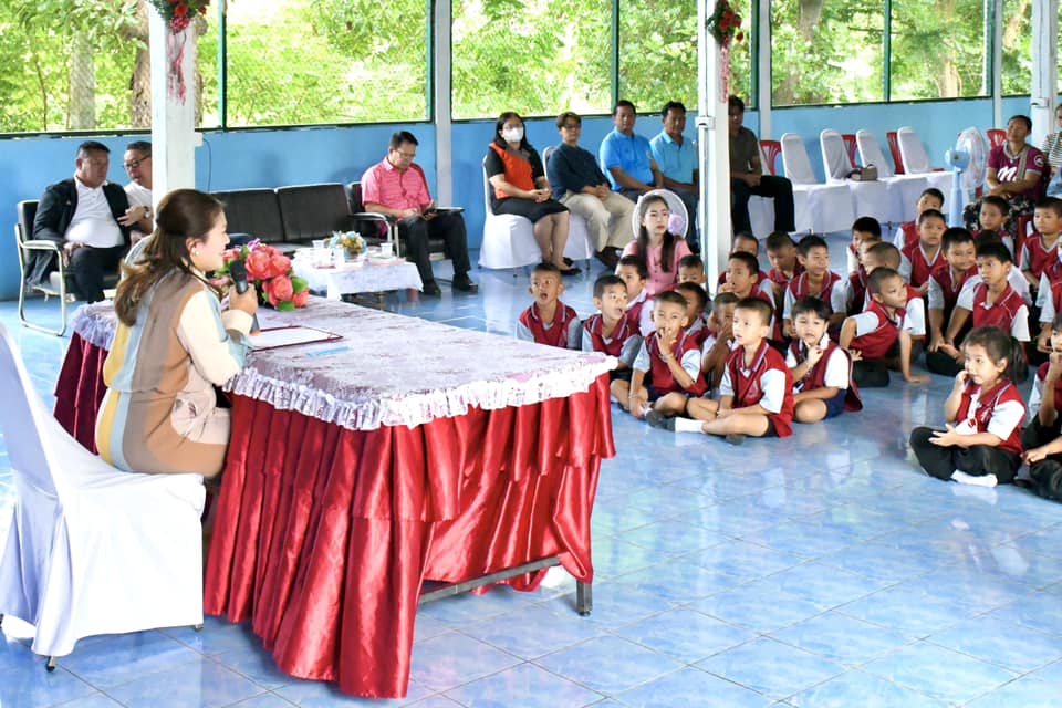 นายก อบจ.ตาก (นายกจอย) มอบสื่อการเรียนการสอน (ครุภัณฑ์กีฬา) เครื่องเล่นสนาม โรงเรียนบ้านท่าไม้แดง ด้วยงบประมาณสนับสนุน 100,000 บาท