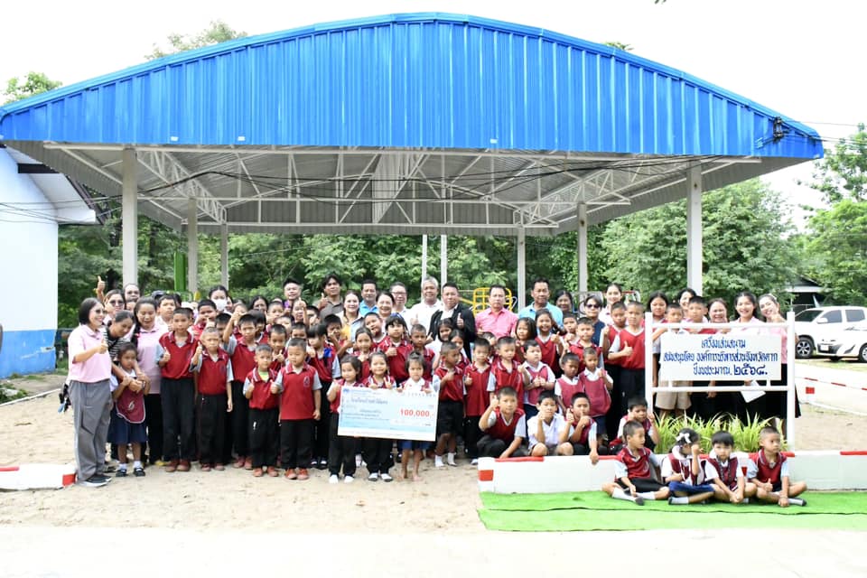 นายก อบจ.ตาก (นายกจอย) มอบสื่อการเรียนการสอน (ครุภัณฑ์กีฬา) เครื่องเล่นสนาม โรงเรียนบ้านท่าไม้แดง ด้วยงบประมาณสนับสนุน 100,000 บาท
