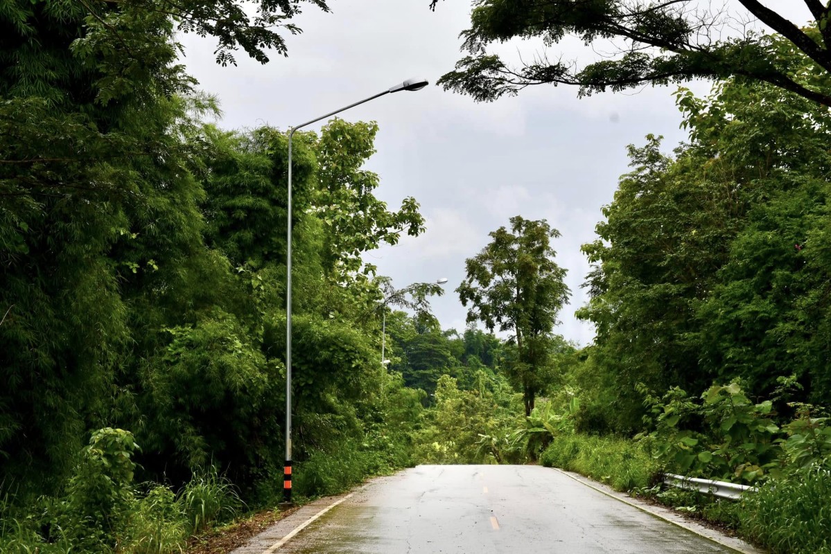 นายกจอย (นายก อบจ.ตาก) ลงพื้นที่ตรวจติดตาม โครงการถนนปลอดภัย ติดตั้งไฟฟ้าส่องสว่าง 2 สายทาง ในพื้นที่ อ.แม่ระมาด 