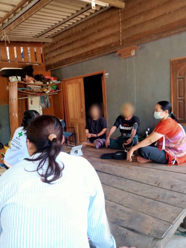 18 กรกฎาคม 2568 นางเสาร์แก้ว อ่วมพิทยา เจ้าพนักงานสาธารณสุข รพ.สต.บ้านสันป่าไร่ ร่วมกับเจ้าหน้าที่ รพ.แม่ระมาด เยี่ยมบ้านผู้ที่ทำร้ายตนเองแต่ไม่สำเร็จ จำนวน 2 รายและผู้ป่วยจิตเวช จำนวน 1 ราย เพื่อให้คำแนะนำ ปรึกษา ให้กำลังใจและให้ความช่วยเหลือเบื้องต้น