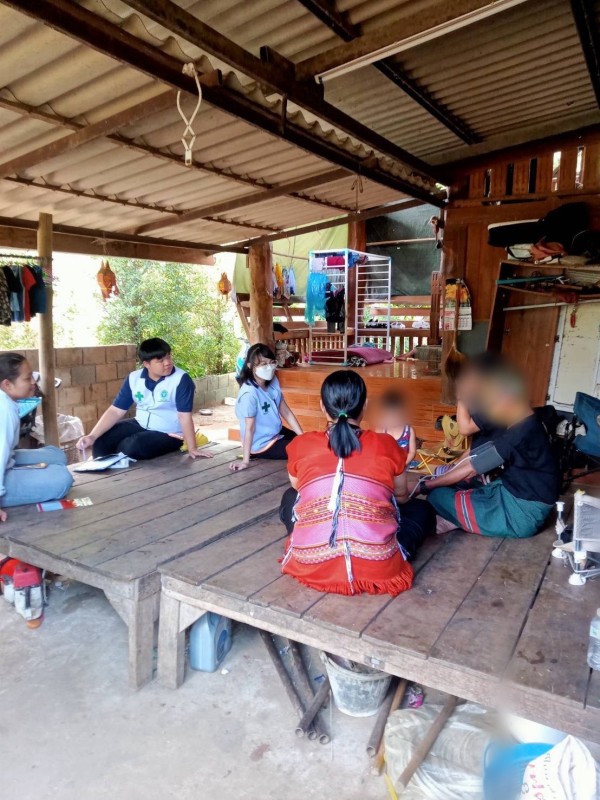 18 กรกฎาคม 2568 นางเสาร์แก้ว อ่วมพิทยา เจ้าพนักงานสาธารณสุข รพ.สต.บ้านสันป่าไร่ ร่วมกับเจ้าหน้าที่ รพ.แม่ระมาด เยี่ยมบ้านผู้ที่ทำร้ายตนเองแต่ไม่สำเร็จ จำนวน 2 รายและผู้ป่วยจิตเวช จำนวน 1 ราย เพื่อให้คำแนะนำ ปรึกษา ให้กำลังใจและให้ความช่วยเหลือเบื้องต้น